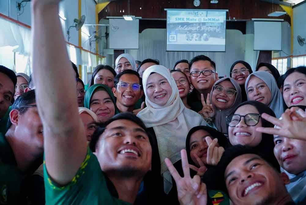 Guru SK Kg Pergau mengambil gambar bersama Fadhlina yang pertama kali bertandang di daerah Daro, Sarawak.