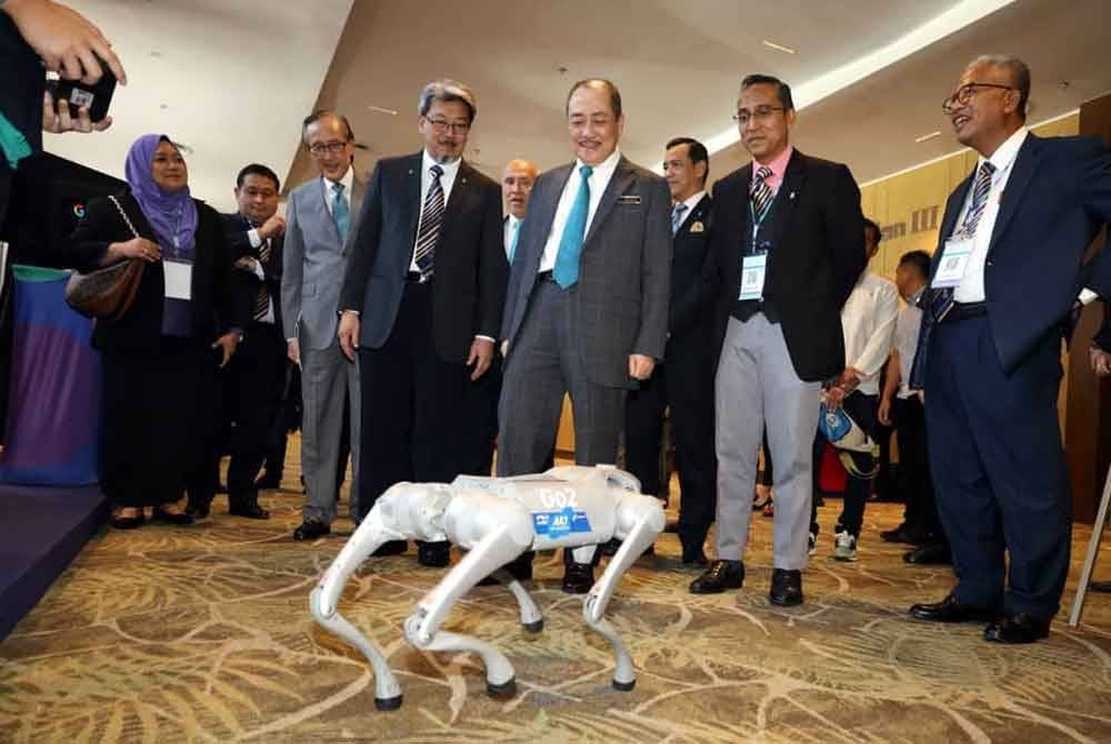 Hajiji ketika melawat pameran selepas merasmikan Kongres Kejuruteraan, Sains dan Tekonologi (ESTCON) di SICC, Kota Kinabalu.