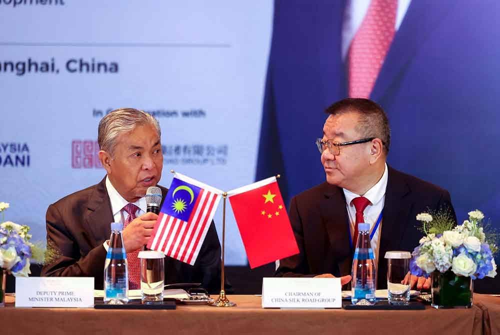 Ahmad Zahid (kiri) mengetuai delegasi Malaysia dalam sesi meja bulat Forum Perniagaan Halal Malaysia-China pada Selasa. Foto Bernama