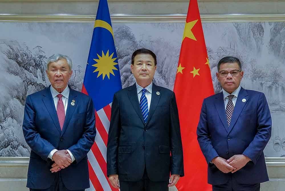 Ahmad Zahid (kiri) bersama Wang Xiaohong (tengah) dan Saifuddin Nasution. Foto Bernama