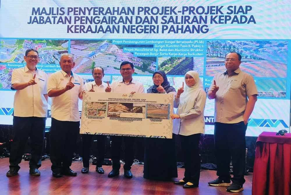 Akmal Nasrullah (tengah) menyaksikan majlis penyerahan projek persekutuan kepada Kerajaan negeri Pahang di sebuah hotel di sini pada Selasa.