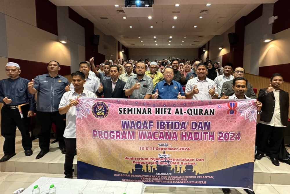 Nik Yusaimi (empat dari kanan) bergambar bersama peserta Seminar Hifz al-Quran: Wakaf Ibtida’ dan Program Wacana Hadith 2024 di UMK, pada Selasa.