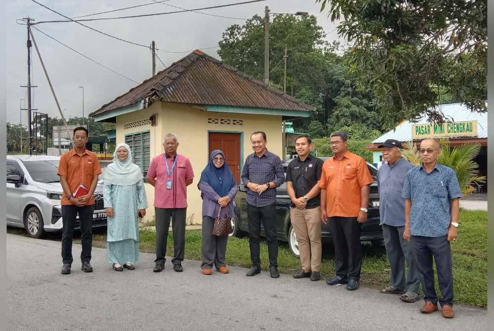 Zamri (tiga dari kiri) dan Suhaimi (lima dari kanan) turun padang meninjau kemudahan surau di Pekan Chengkau pada Selasa