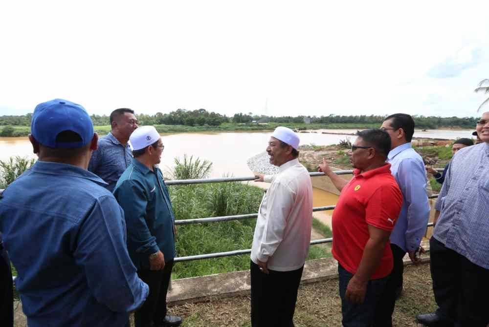 Mohd Nassuruddin (tengah) ketika lawatan ke Tapak Rumah Pam Lembaga Kemajuan Pertanian Kemubu (KADA) di Ketereh pada Selasa.