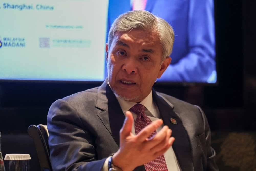 Ahmad Zahid bercakap kepada media Malaysia selepas menghadiri Forum Perniagaan Halal Malaysia-China di Shanghai, China, hari ini. Foto Bernama