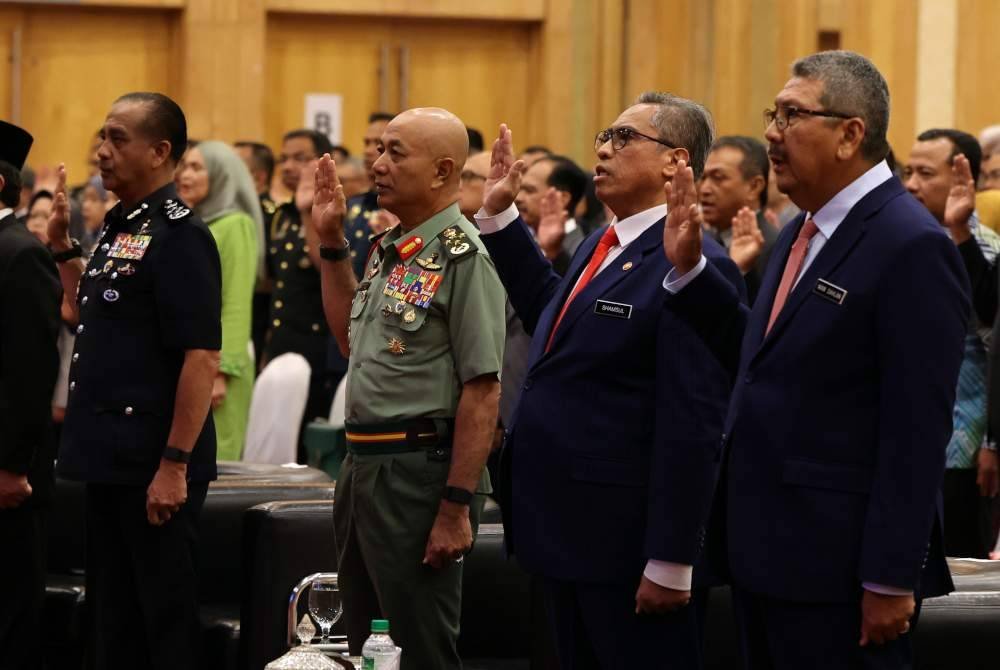 Shamsul Azri (dua dari kanan) melafazkan bacaan Ikrar bersama penjawat awam pada Majlis Aspirasi Kepimpinan Ketua Setiausaha Negara Tahun 2024 di Puspanitapuri hari ini. Foto Bernama