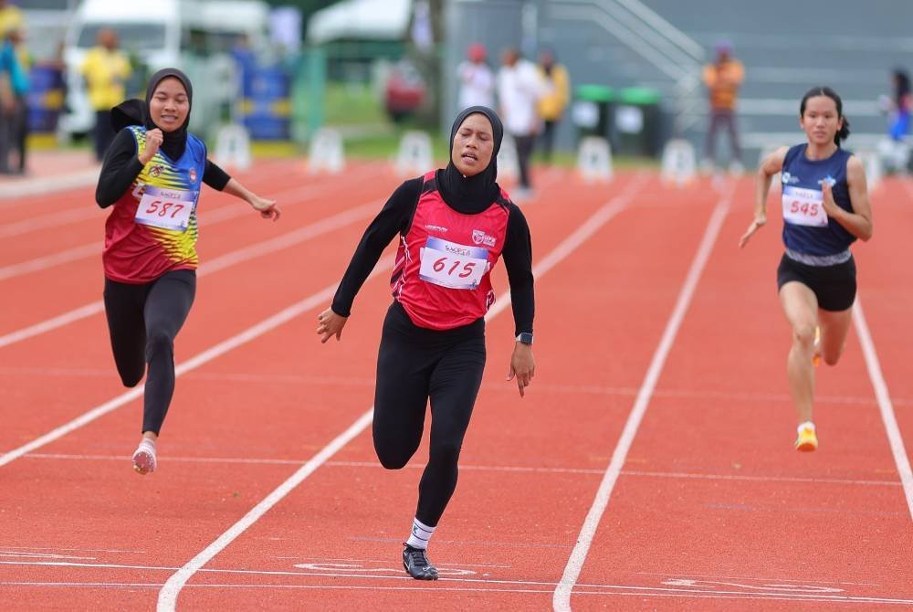 Azreen Nabila (tengah) raih pingat emas 100 meter wanita SUKIPT 2024.