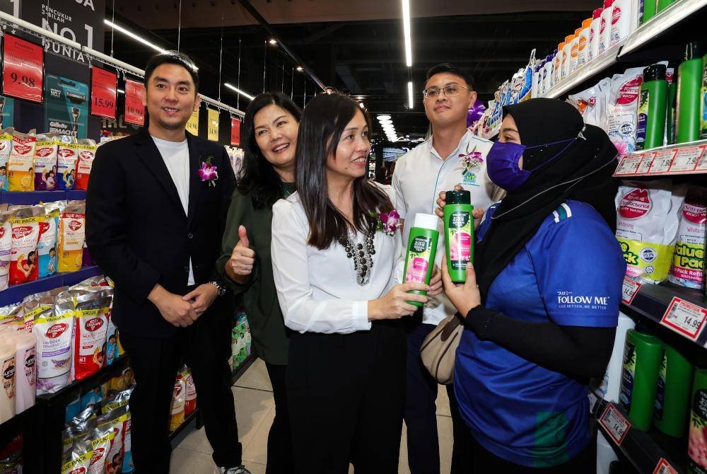 Nie Ching (tengah) beramah mesra bersama pekerja pada Majlis Peluncuran Pusat Beli-Belah The Coomune di The Commune Kulai pada Selasa. Foto Bernama