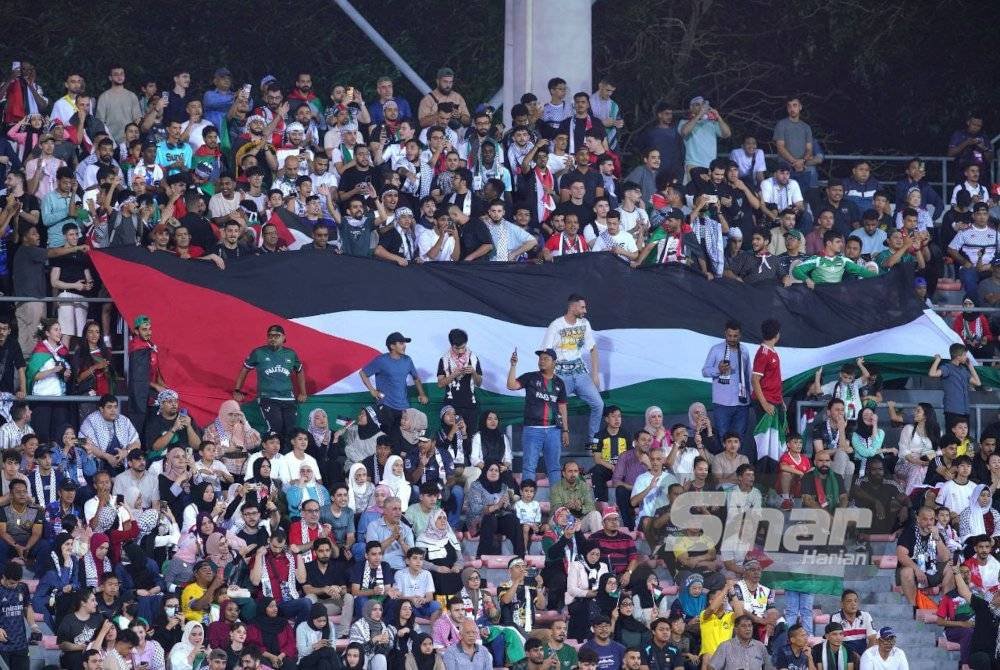 Sebahagian penonton yang hadir menyaksikan perlawanan bola sepak Pusingan Ketiga Kelayakan Piala Dunia 2026 Zon Asia, Palestin menentang Jordan di Stadium Bola Sepak Kuala Lumpur pada Selasa. Foto SINAR HARIAN / MOHD HALIM ABDUL WAHID