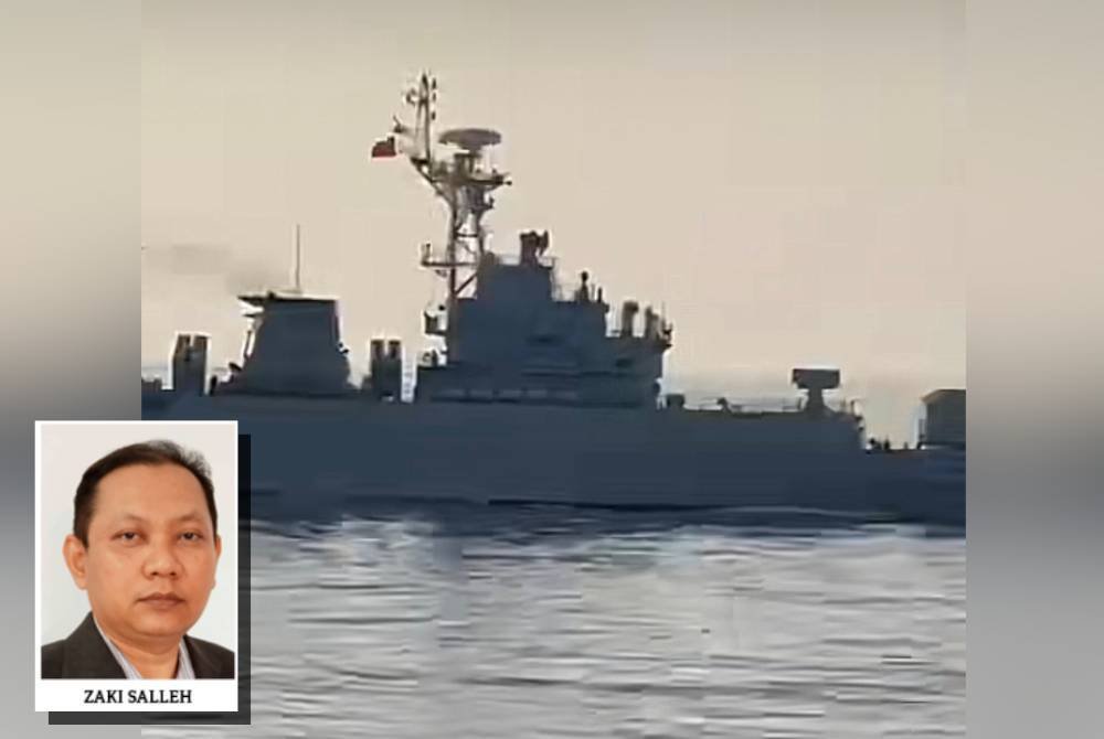 Foto kapal perang China menceroboh perairan EEZ Malaysia yang tular di media sosial. (Gambar kecil: Zaki)