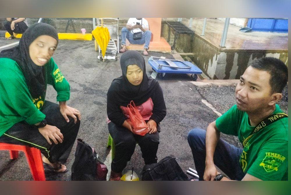 Dari Kiri: Siti Norafiza (kiri), Noorrizan (tengah) dan Mohd Ikhwan mencari rezeki sebagai tukang urut.