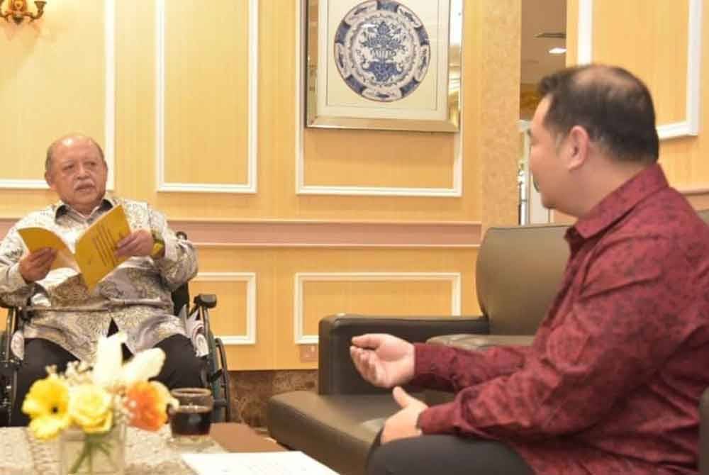 Tuanku Syed Sirajuddin Jamalullail berkenan menerima menghadap Rafizi petang semalam