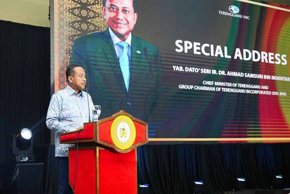 Ahmad Samsuri ketika berucap pada majlis makan malam sempena Program Latihan Korporat Lembaga Pengarah Syarikat Kumpulan Terengganu Inc malam tadi. - Foto: FB Dr Ahmad Samsuri Mokhtar