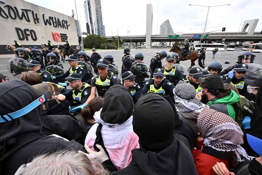 Polis Victoria bertempur dengan penunjuk perasaan semasa perhimpunan menentang Ekspo Industri Pertahanan di Pusat Konvensyen dan Hiburan Melbourne di Melbourne, Australia - Foto: EPA