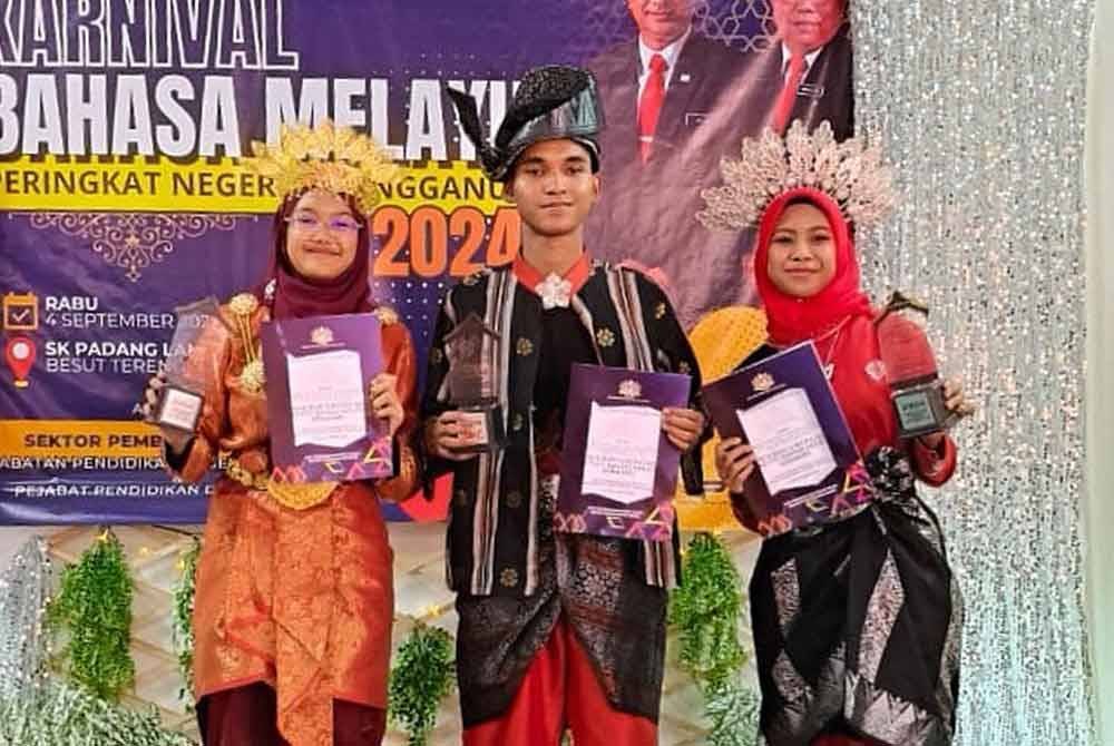 Dari kiri: Nur Aleesya Amani, Muhammad Danish Haziq dan Qhasif Khadeeja ketika dinobatkan sebagai juara sempena Karnival Bahasa Melayu Peringkat Negeri Terengganu yang berlangsung di Sekolah Kebangsaan (SK) Padang Landak, Besut, baru-baru ini.