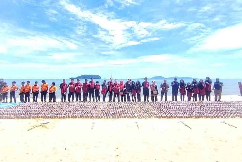 Seramai 400 pelajar PPKI dari 39 buah sekolah di daerah Besut menyertai aktiviti Semarak Merdeka yang diadakan di Pantai Bukit Keluang, Besut.