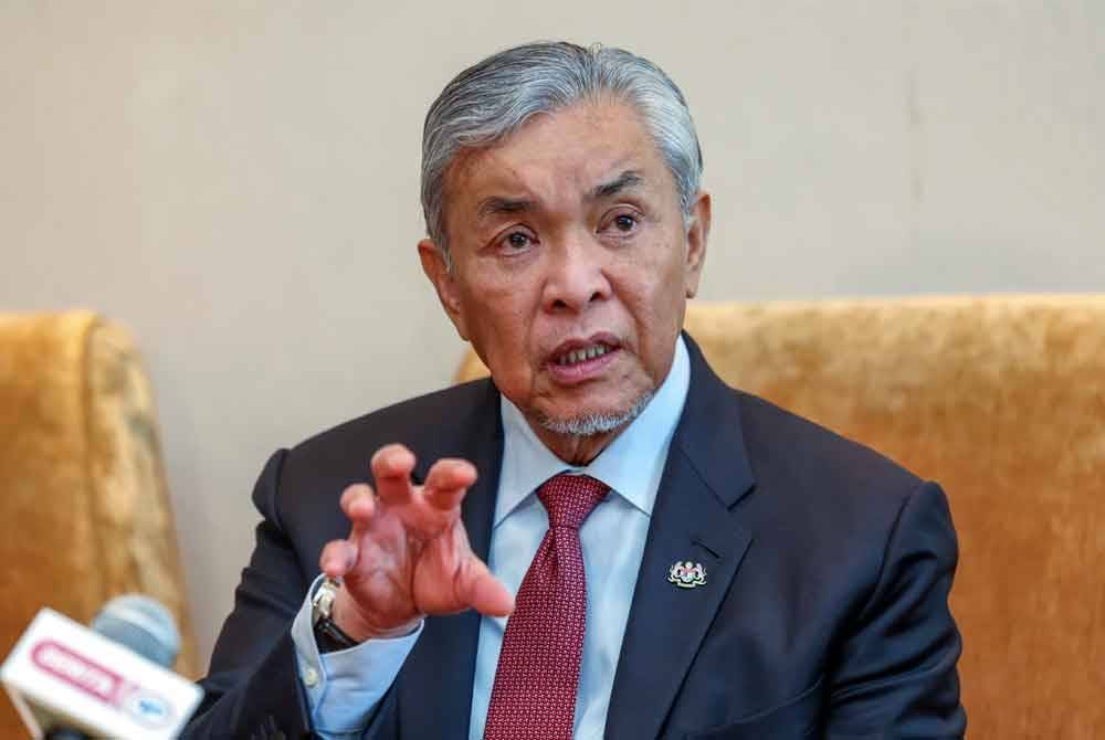 Ahmad Zahid bercakap kepada media Malaysia selepas menyaksikan pemeteraian MoU antara Mara Aerospace & Technologies Sdn Bhd dan Honeycomb Aerospace Technologies (Beijing) yang berlangsung di Shanghai, China, hari ini. - Foto: Bernama