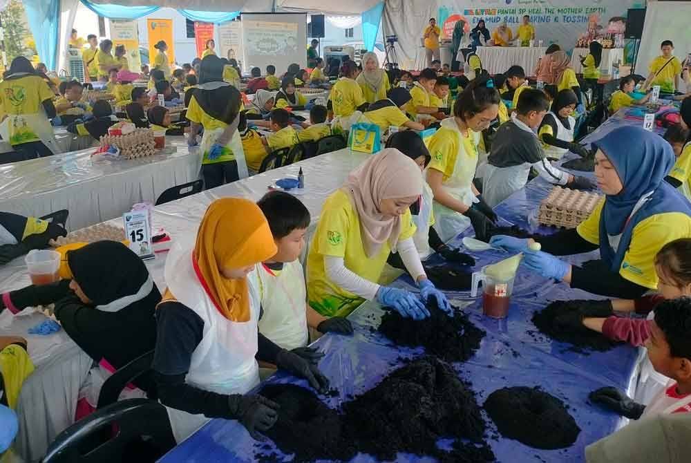 Seramai 200 peserta menyertai program &#039;Dr Little Pantai SP Heal the Mother Earth&#039; bagi menghasilkan mudball.