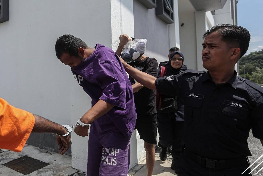 Seorang tukang cuci dihukum penjara tujuh hari dan didenda RM800 oleh Mahkamah Majistret di sini hari ini selepas didapati bersalah atas tuduhan memuat naik komen berbaur fitnah di media sosial terhadap anggota polis yang terkorban dalam insiden tembakan di Balai Polis Ulu Tiram, Johor pada Mei lepas. - Foto: Bernama