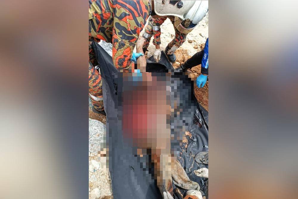 Anggota bomba mengangkat mayat mangsa yang dihempap jengkaut dalam kejadian di sebuah kuari di Kampung Tetap Batu 10 di sini pada Sabtu.