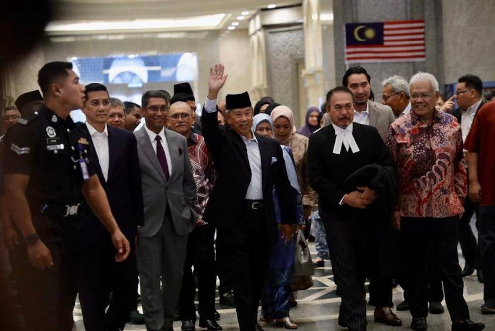 Hamzah (kanan) dan beberapa pemimpin Bersatu yang hadir memberikan sokongan kepada Muhyiddin di Mahkamah Rayuan Putrajaya.