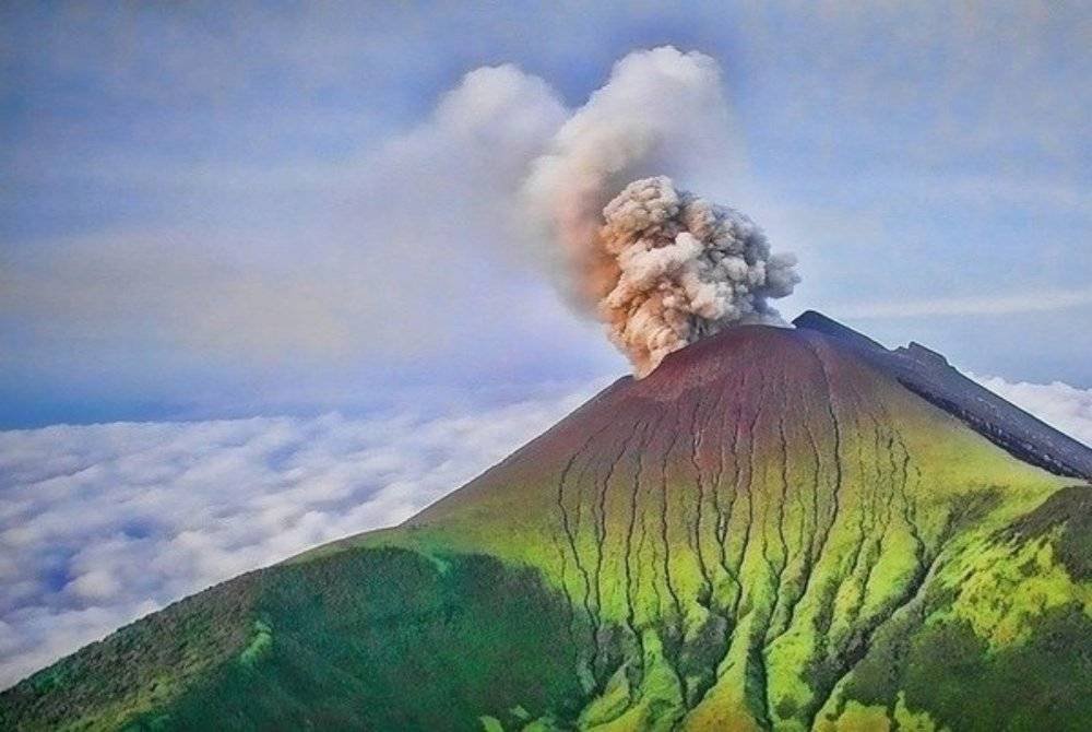 Ratusan penduduk di beberapa buah kampung berhampiran Gunung Kanlaon di Canlaon City, Negros Oriental telah dipindahkan berikutan peningkatan aktiviti seismik gunung berapi itu yang mencetuskan ancaman kepada mereka.