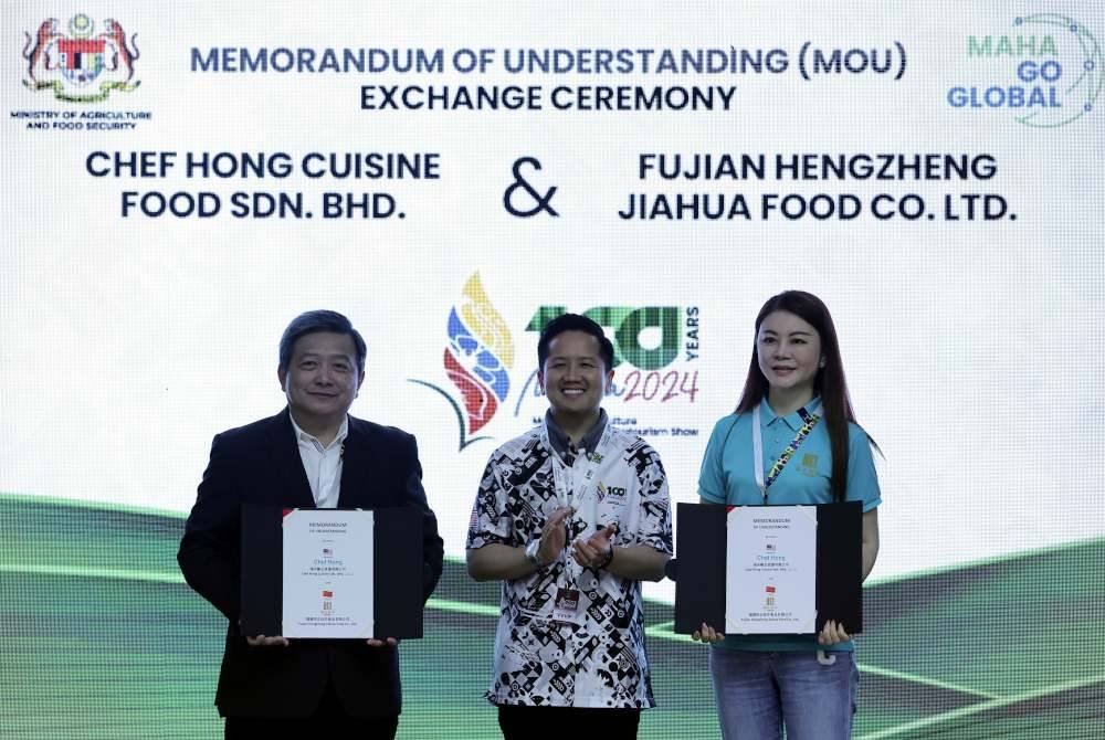 Arthur (tengah) menyaksikan pertukaran dokumen Memorandum Persefahaman (MoU) antara wakil Chef Hong Cuisine Food Sdn Bhd (kiri) dan wakil Fujian Hengzeng Jiahua Food Co Ltd (kanan) dalam satu majlis di MAHA 2024 di Taman Ekspo Pertanian Malaysia Serdang (MAEPS), pada Rabu. Foto Bernama