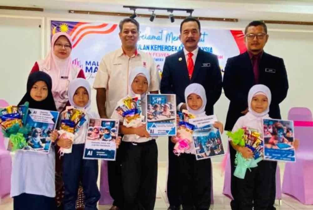 Ahamad Tarmizi barisan belakang (dua dari kiri) bergambar dengan guru dan peserta prasekolah di SK Seri Ketereh. Foto Ihsan UMK