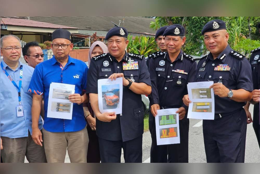 Azizi (tengah) menunjukkan gambar rampasan daripada suspek yang disyaki mencuri kabel di Taman Canning, Ipoh pada Rabu.