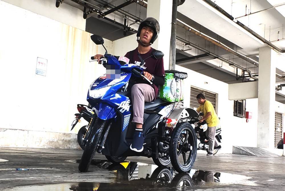 Aniq Fitri gigih mencari rezeki menjualnair dengan menunggang motosikal roda tiganya.