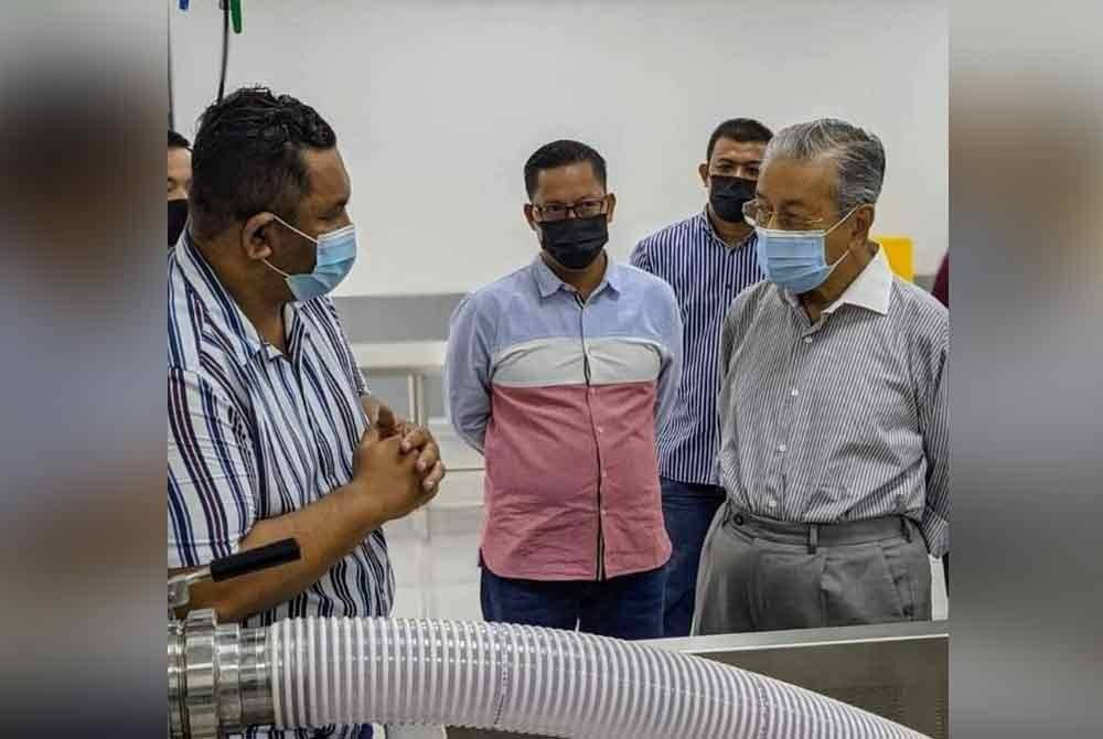 Ismail (kiri) bersama Tun Mahathir sewaktu membuat lawatan di kilang memproses keju.