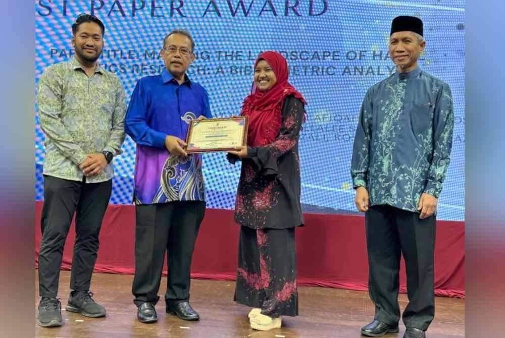 Abdul Fattah (dua dari kiri) menyampaikan sijil dan anugerah kepada penerima Best Paper Award G-CWTBE tahun ini.