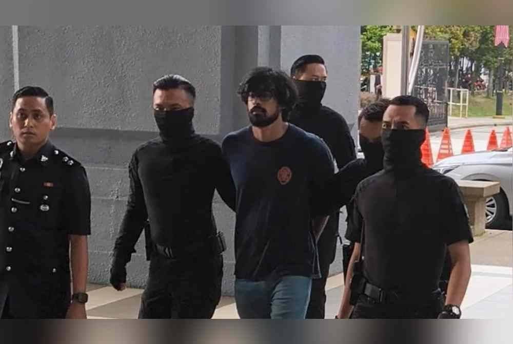 Muhammed Yusoff Rawther (dua dari kanan) dibawa ke Kompleks Mahkamah Kuala Lumpur pada Khamis, selepas polis menemui dua pistol dan dadah dalam kenderaan dinaikinya.