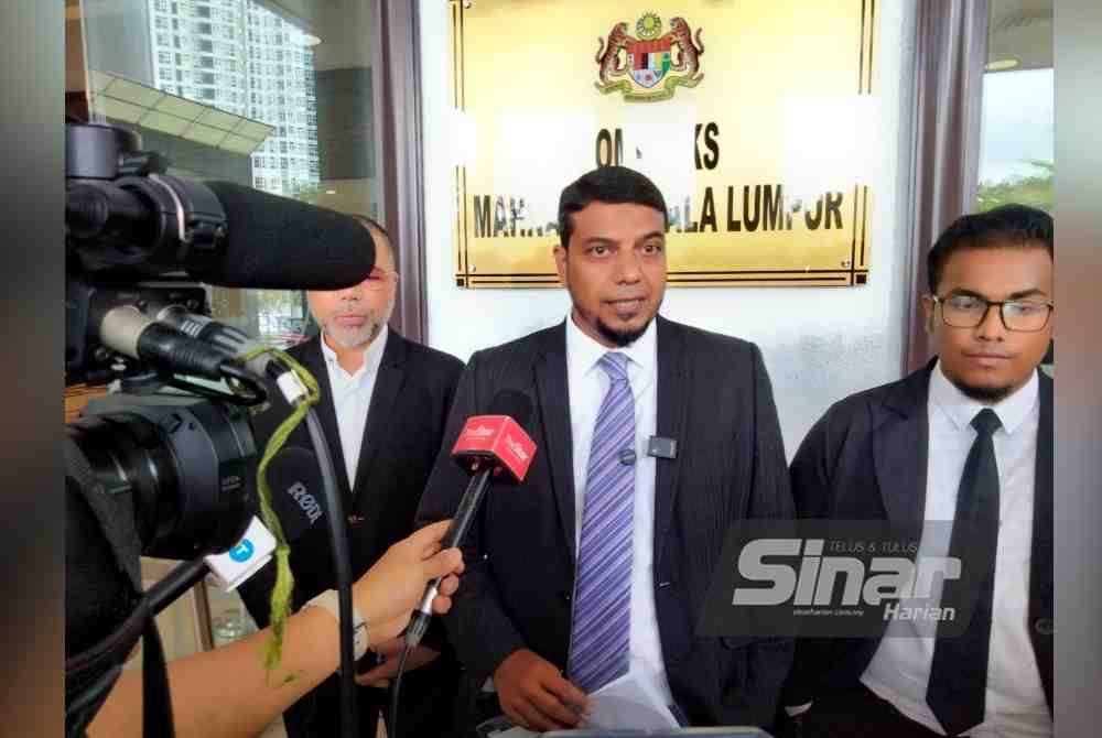 Rafique Rashid (tengah) dalam satu sidang media di Kuala Lumpur.