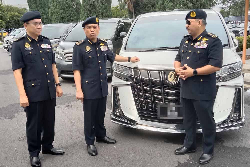 Aedy Fadly (tengah) menunjukkan antara kenderaan pelbagai guna (MPV) yang disita menerusi operasi khas dijalankan sekitar Lembah Klang bermula 2 hingga 6 September lalu.