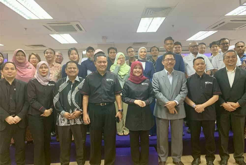 Syarifah Syahirah (tengah) bersama wakil 27 pemain industri terlibat yang hadir pada majlis AIC 2.0 di UPTM di sini pada Khamis.