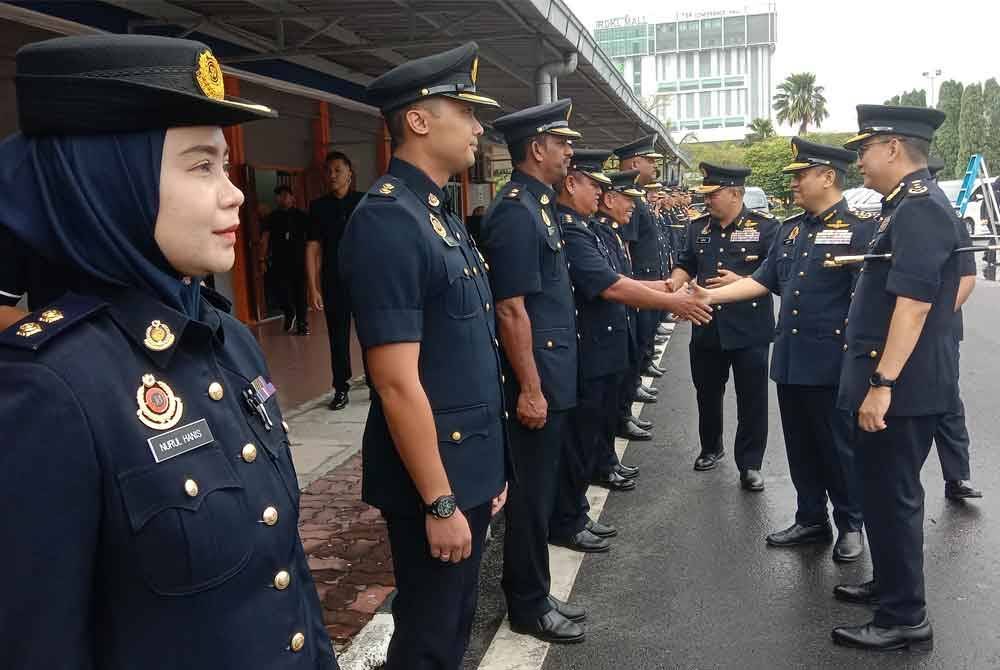 Aedy Fadly bersama pegawai-pegawai JPJ ketika lawatan rasmi di Pejabat JPJ Selangor, Padang Jawa di sini pada Khamis.