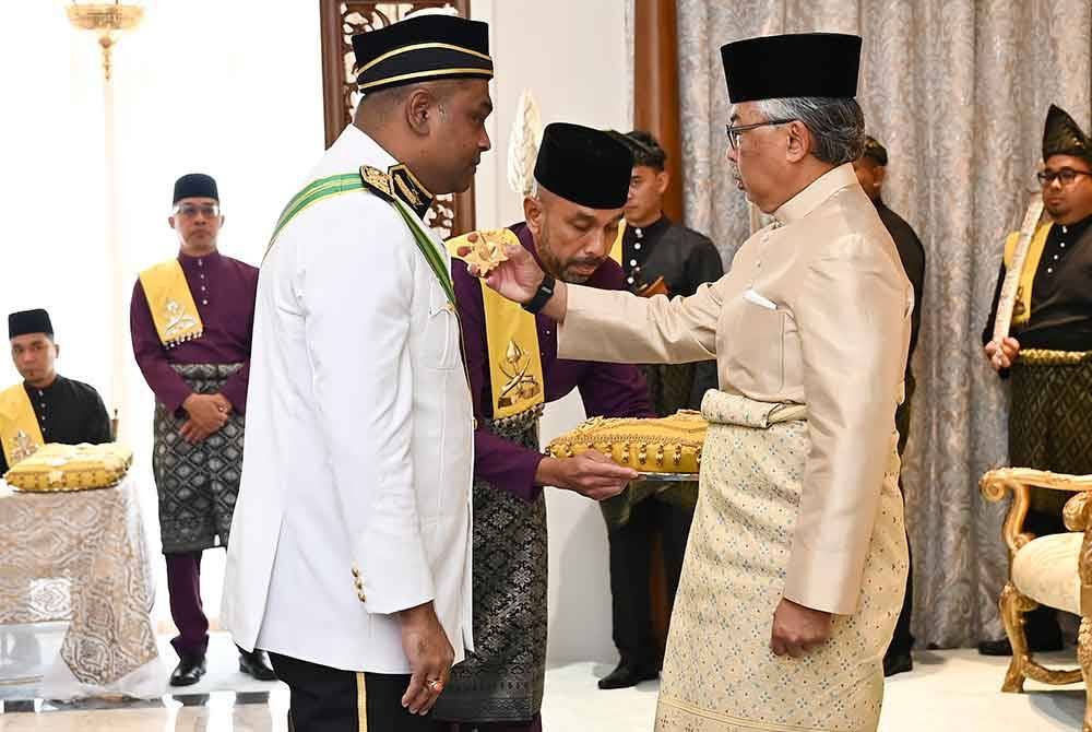 Al-Sultan Abdullah berkenan mengurniakan Darjah Kebesaran Sultan Ahmad Shah Pahang Yang Amat Di Mulia - Peringkat Pertama Sri Sultan Ahmad Shah Pahang (SSAP) yang membawa gelaran Datuk Seri kepada Ramanan pada Istiadat Pengurniaan Darjah-Darjah Kebesaran Negeri Pahang yang berlangsung di Balai Mahkota Istana Abdulaziz hari ini. Foto Bernama