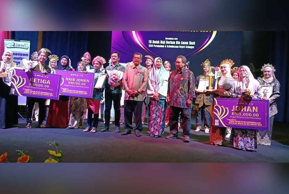 Pihak penganjur bergambar bersama peserta pada Sayembara Deklamasi Puisi Kemerdekaan Sekolah-Sekolah Selangor 2024 di Auditorium Daeng Chelak, Muzium Sultan Alam Shah di sini pada Khamis.