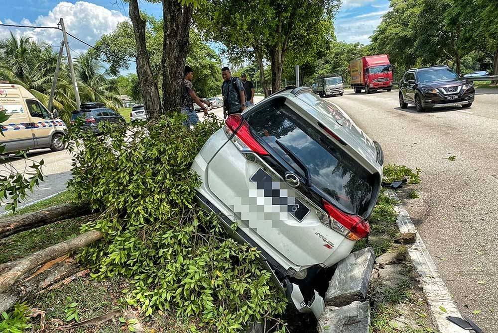 Kenderaan SUV yang dinaiki kesemua mangsa terbabas sebelum merempuh sebatang pokok di Lebuh AMJ dekat Sungai Petai di sini, pada tengah hari Khamis.