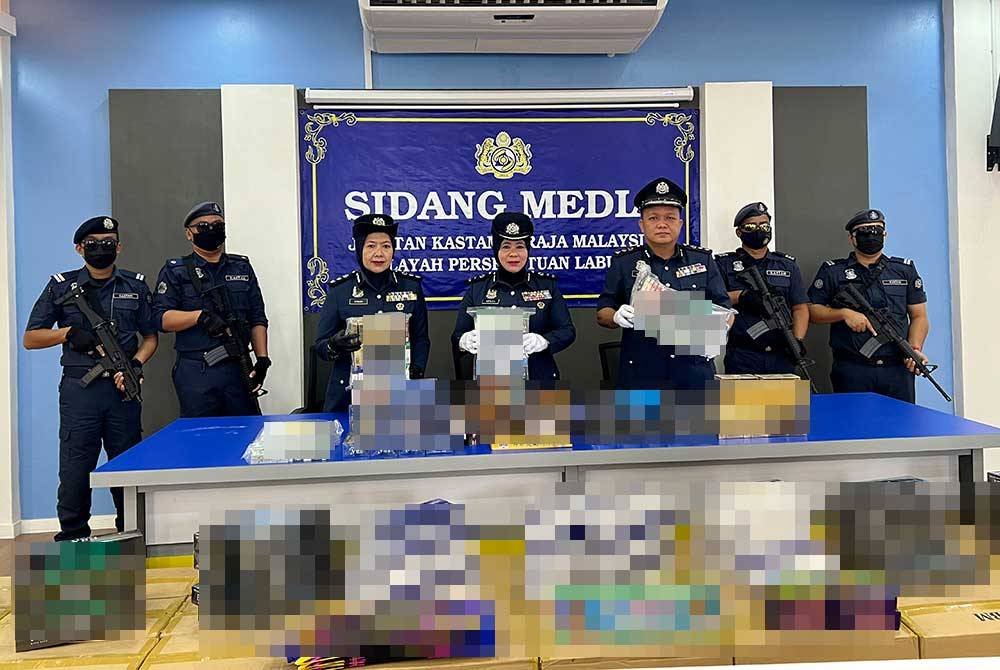 Aspalila (tengah) semasa sidang media hari ini di Pejabat Kastam Kiamsam. Foto Bernama