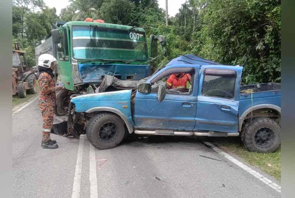 Seorang buruh binaan maut selepas kenderaan pacuan empat roda jenis Ford Ranger yang dipandunya bertembung dengan sebuah lori. Foto PDRM