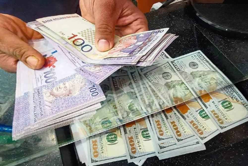 Ringgit dibuka tinggi berbanding dolar AS pada Jumaat berikutan data ekonomi Amerika Syarikat (AS) yang terkini mengukuhkan jangkaan kepada penurunan kadar faedah di AS. Gambar hiasan