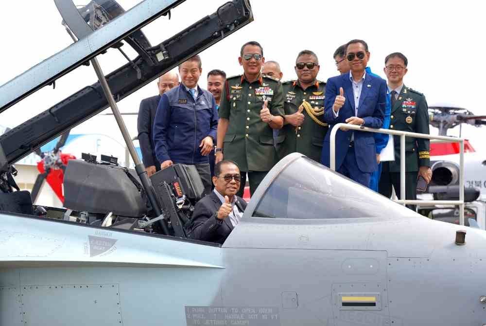 Mohamed Khaled ketika melihat jet pejuang FA-50 semasa lawatannya ke Korea Aerospace Industries (KAI) dan syarikat Hanwha Aerospace di Jinju, Korea Selatan. Foto Bernama