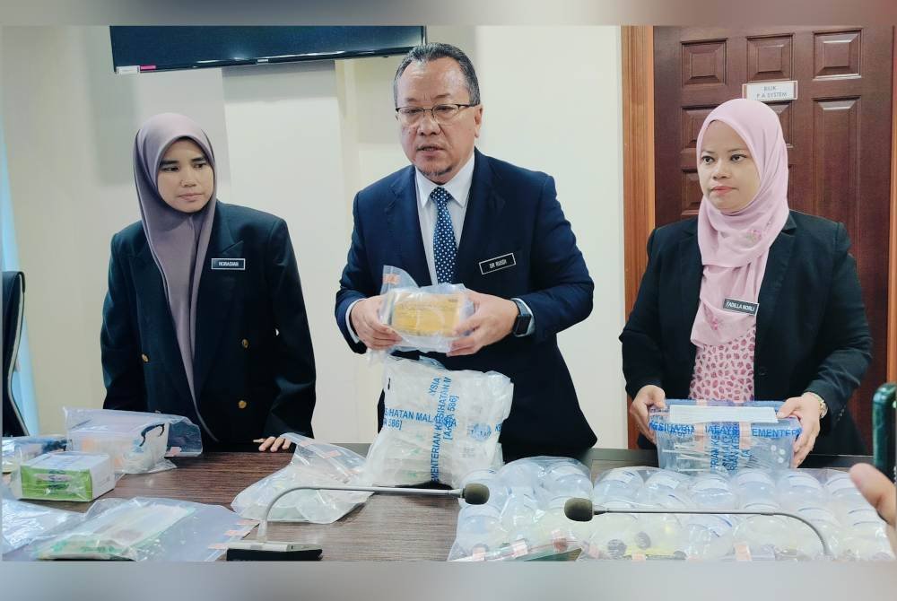 Dr Rusdi menunjukkan antara peralatan perubatan yang dirampas hasil serbuan ke atas klinik dan klinik pergigian tidak berdaftar sekitar Kuantan pada Khamis.