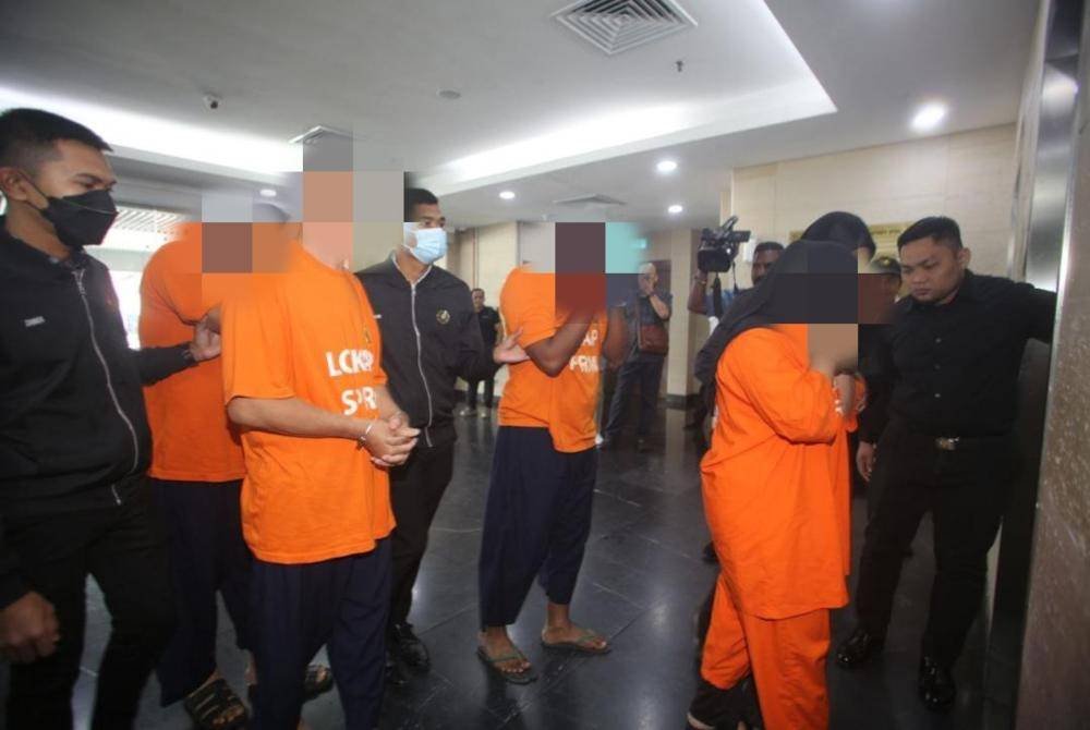 Empat individu direman selama dua hari bagi membantu siasatan kes rasuah melibatkan PRM di Mahkamah Majistret Ipoh pada Jumaat.