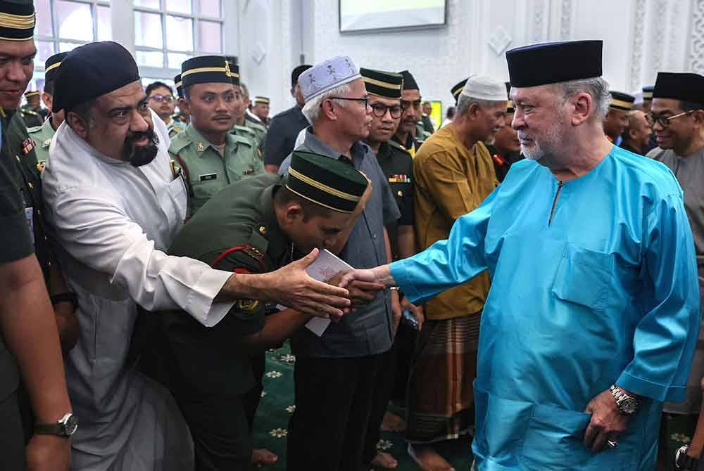 Yang di-Pertuan Agong, Sultan Ibrahim (kanan) berkenan beramah mesra bersama jemaah yang hadir pada Majlis Bacaan Yassin dan Tahlil serta Khutbah Khas Solat Jumaat bersempena Hari Angkatan Tentera Malaysia ke-91 Tahun 2024 di Masjid Khalid Al-Walid hari ini. Foto Bernama