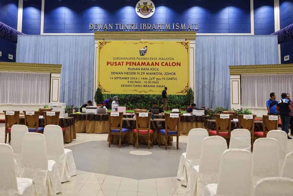 KLUANG, 13 Sept -- Petugas Suruhanjaya Pilihan Raya (SPR) dan pihak berkaitan sedang giat melakukan persiapan menjelang hari penamaan calon esok, sempena Pilihan Raya Kecil Dewan Undangan Negeri Mahkota ketika tinjauan fotoBernama di Dewan Tunku Ibrahim Ismail, hari ini.
--fotoBERNAMA (2024) HAK CIPTA TERPELIHARA