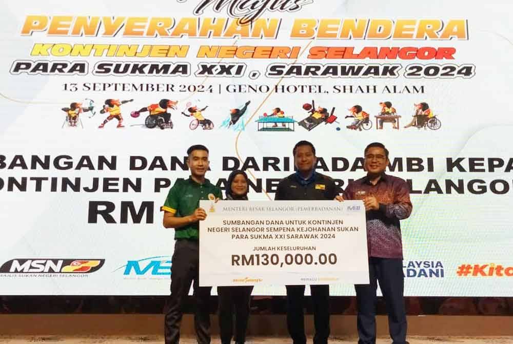 Wakil MBI menyerahkan dana sumbangan berjumlah RM130,000 kepada kontinjen Selangor.