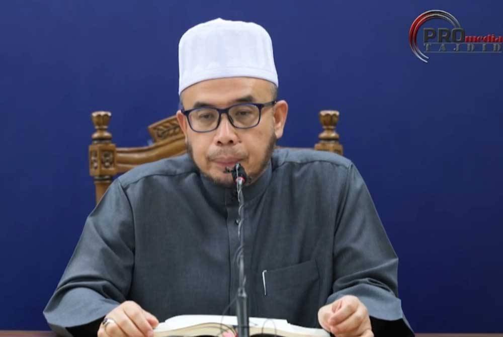 Mohd Asri ketika sesi kuliah mingguan yang disiarkan secara langsung dari Masjid Alwi, pada Khamis.